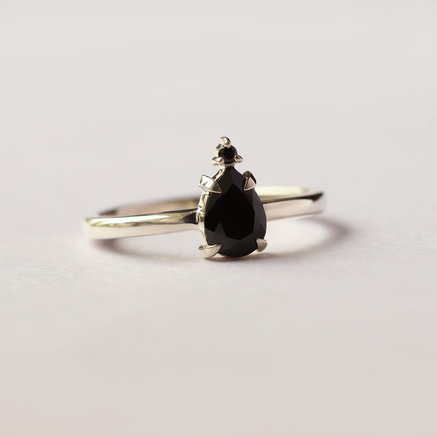 Eva Queen Pear Black Spinel Ring